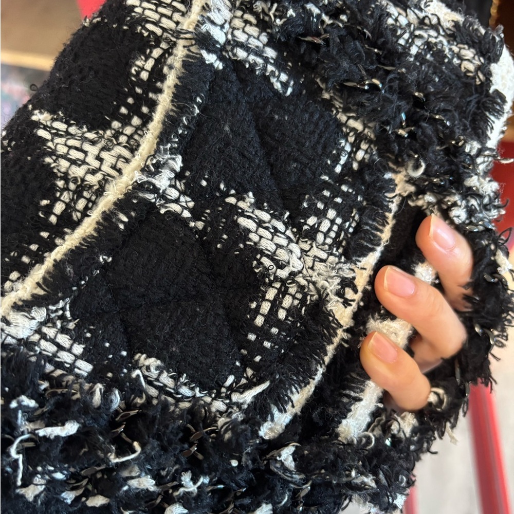 Like New Chanel Medium Classic Flap in Tweed - Picture 9 of 11